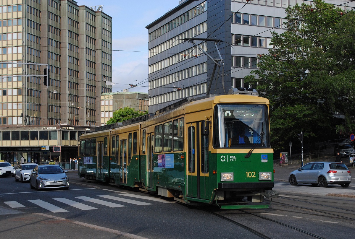 Tw.102 der Linie 8 in der Hämeentie unweit der Metrostation Sörnäimen. (08.06.2023)