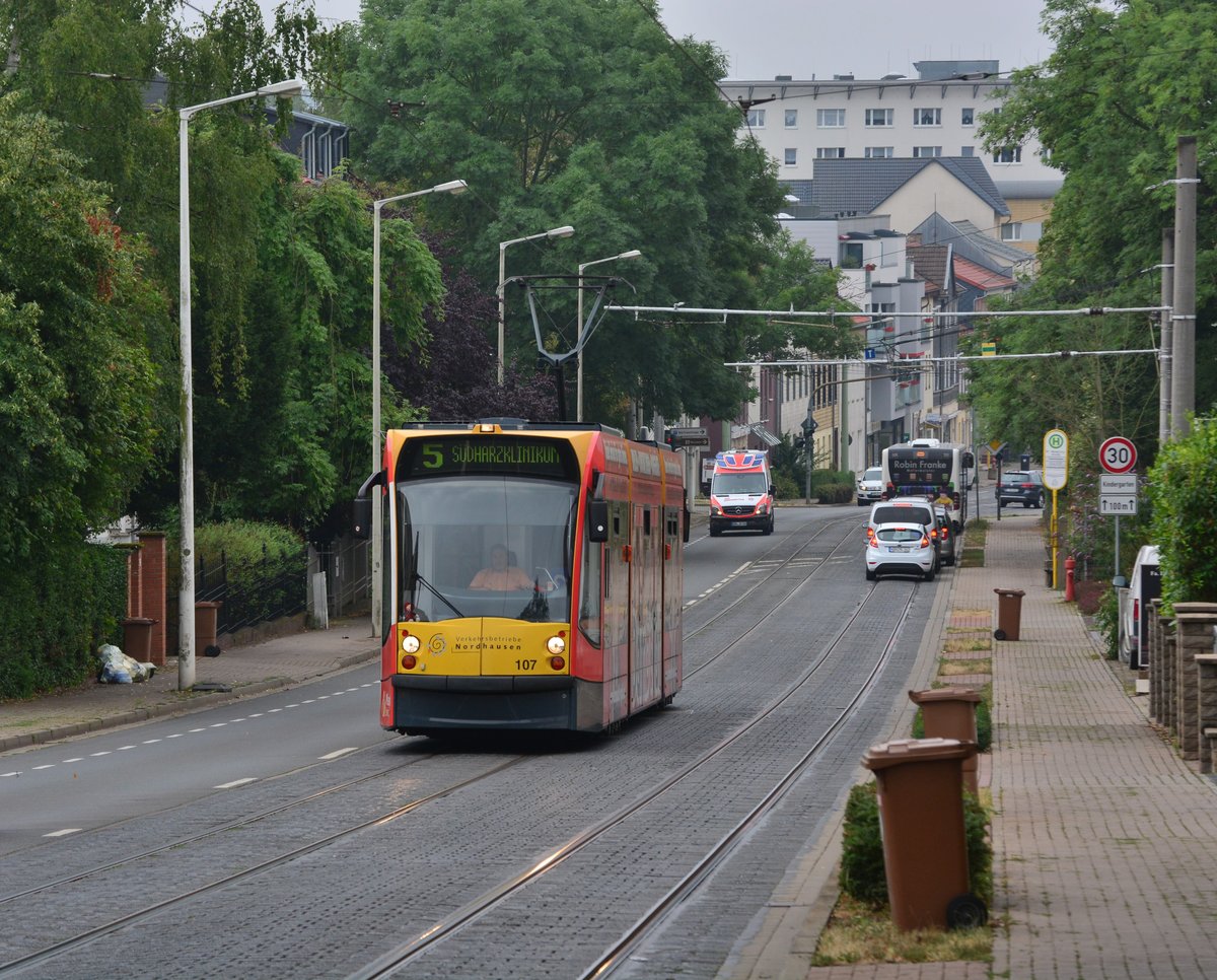 Tw107 fährt die Stolberger Straße zum Harzklinikum hinauf.

Nordhausen 29.07.2019