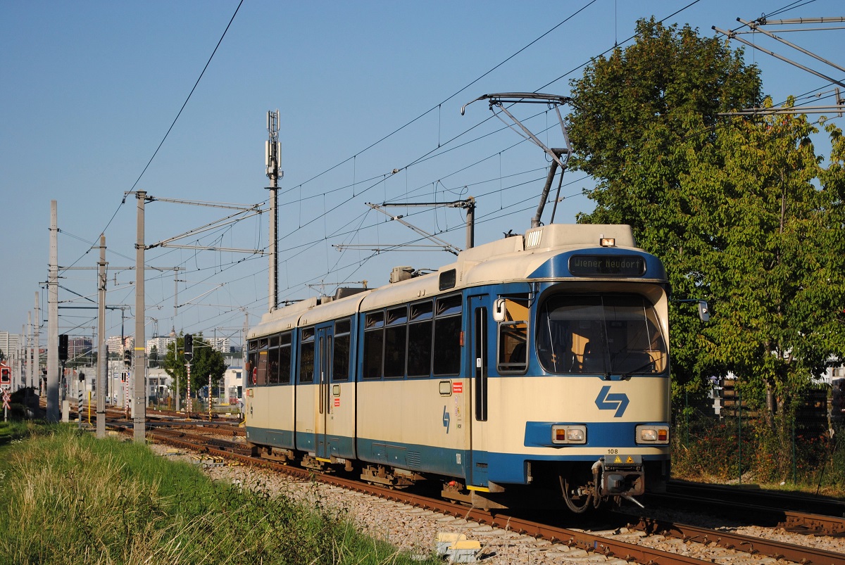 Tw.108 als Verstärkerzug nach Wiener Neudorf kurz vor der Haltestelle Neuerlaa. (03.09.2021)