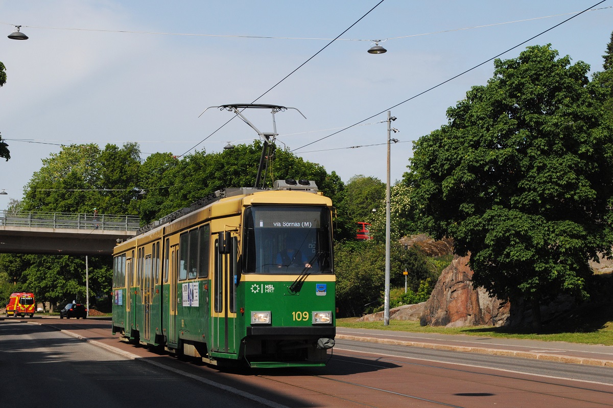 Tw.109 erklimmt die Steigung in der Helsinginkatu kurz vor der Haltestelle Urheilutalo. (06.06.2023)