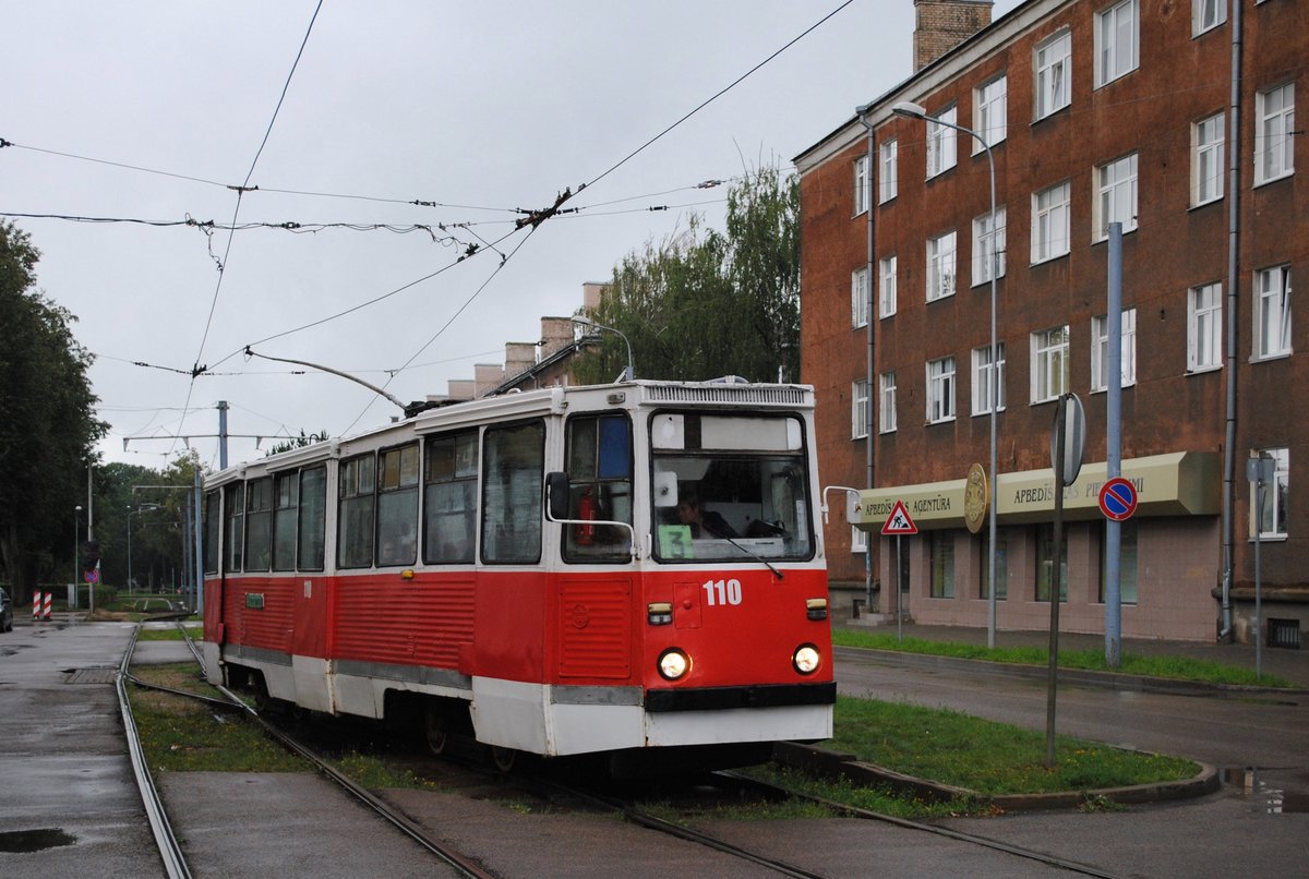 Tw.110 der Linie 3 übersetzt in der Parades iela auf das Gegengleis, um kurz darauf in die eingleisige Strecke in die Cietokspe iela einzubiegen. (08.08.2019)