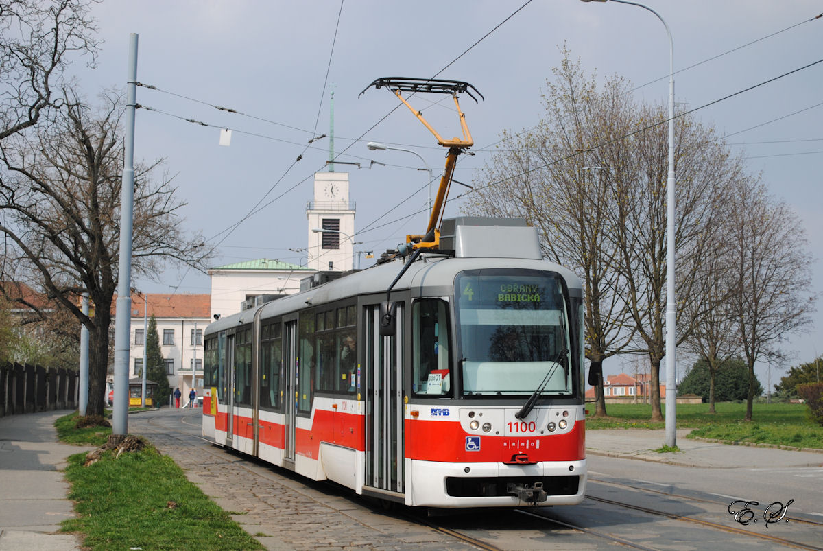 Tw.1100 fährt kurz nach Verlassen der Endstelle nam. Miru in Richtung Stadtzentrum.(29.03.2014)
