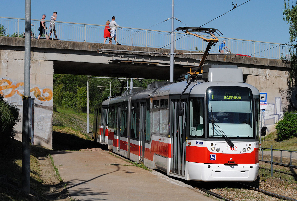 Tw.1102 bei der Einfahrt in die Haltestelle Pristaviste. (27.05.2017)
