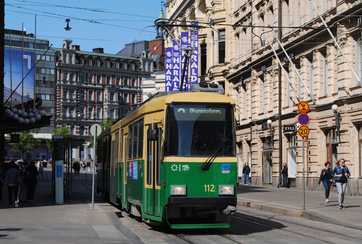 Tw.112 in der Aleksanterinkatu, der Hauptgeschäftsstraße von Helsinki. (10.06.2023)