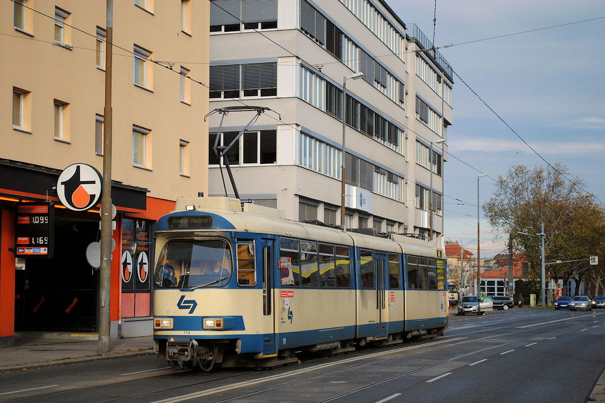 Tw.116 als Verstärkerzug nach Wiener Neudorf in der Eichenstraße kurz hinter dem Betriebsbahnhof Wolfganggasse. Im Zuge der Errichtung einer neuen Werkstättenanlage in Inzersdorf wird dieser Standort aufgegeben, ebenso wird die ausschließlich von den WLB benutzte Strecke Siebertgasse - Eichenstraße bis Höhe Aßmayergasse  voraussichtlich mit 01.03.2018 aufgelassen werden.(11.11.2017)