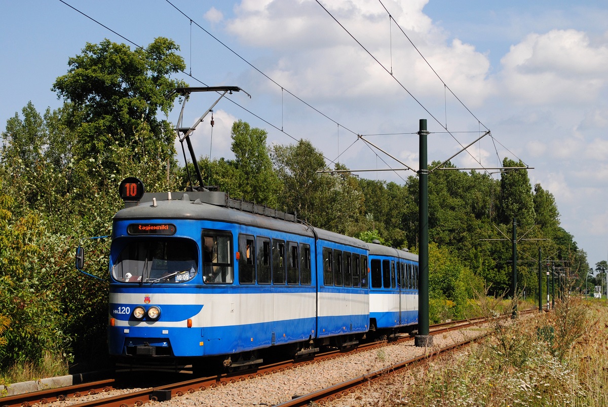 Tw.120 + 520, (ex. Wien E1 4635 + c3 1271) als Linie 10 in der  ul. Igolomska kurz vor der Haltestelle Brama Nr.4. (18.08.2021)