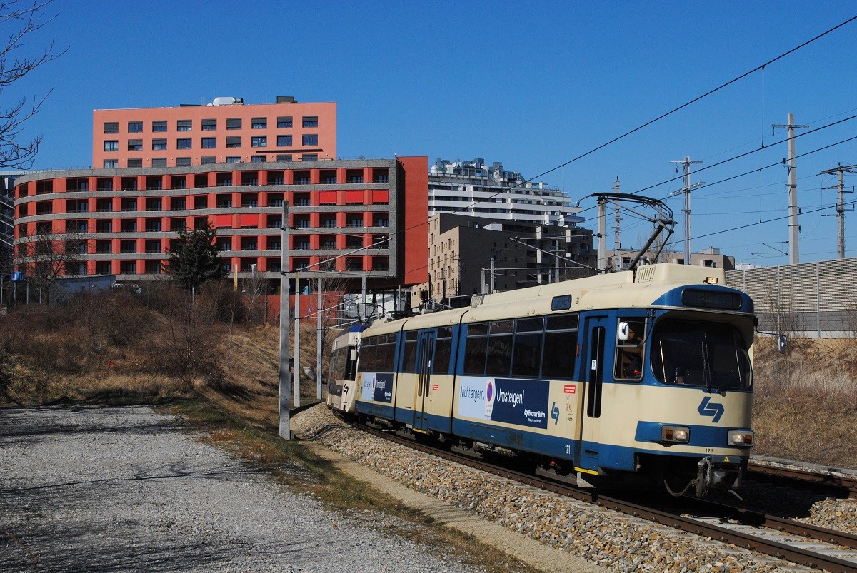 Tw.121 + 403 kurz vor der Haltestelle Schöpfwerk. (12.03.2022)