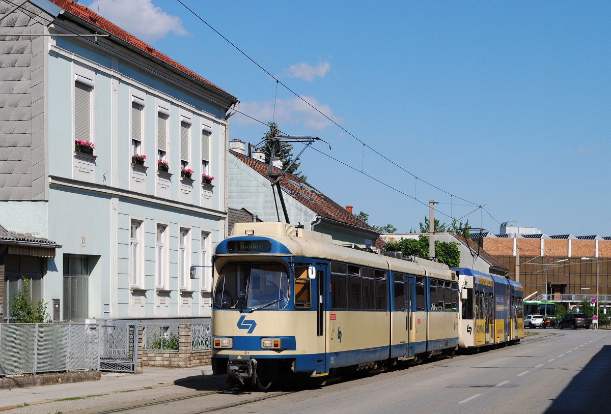 Tw.121 + 409 in Baden kurz vor der Haltestelle Leesdorf. (03.07.2021)