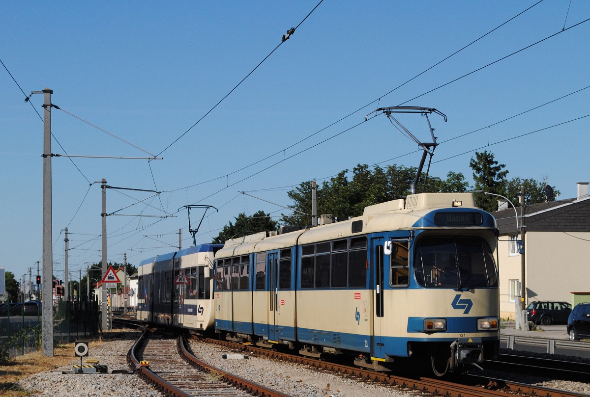 Tw.121 + 413 bei der Einfahrt in den Bahnhof Traiskirchen - Lokalbahn. (10.07.2021)