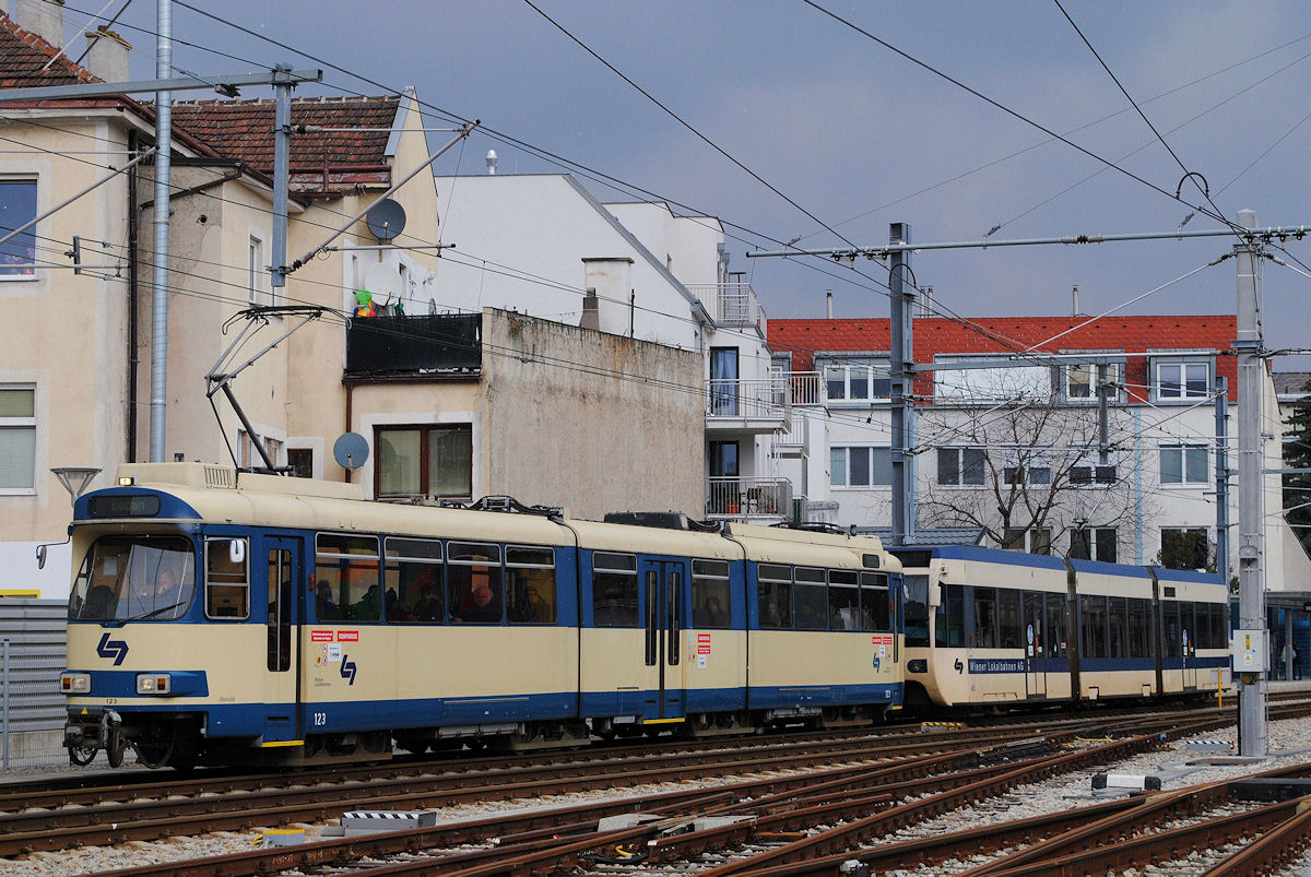 Tw.123 + 405 bei der Durchfahrt durch Inzersdorf auf dem Weg nach Baden. (21.03.2018)