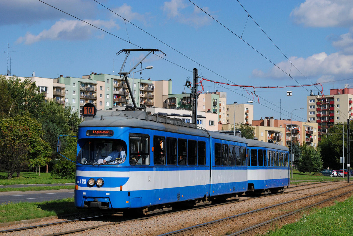 Tw.123 + Bw.523 (ex. Wien E1 4673 + c3 1212) in der Alea Jana Pawla II kurz vor der Haltestelle Stella Sawickiego. (18.09.2017)