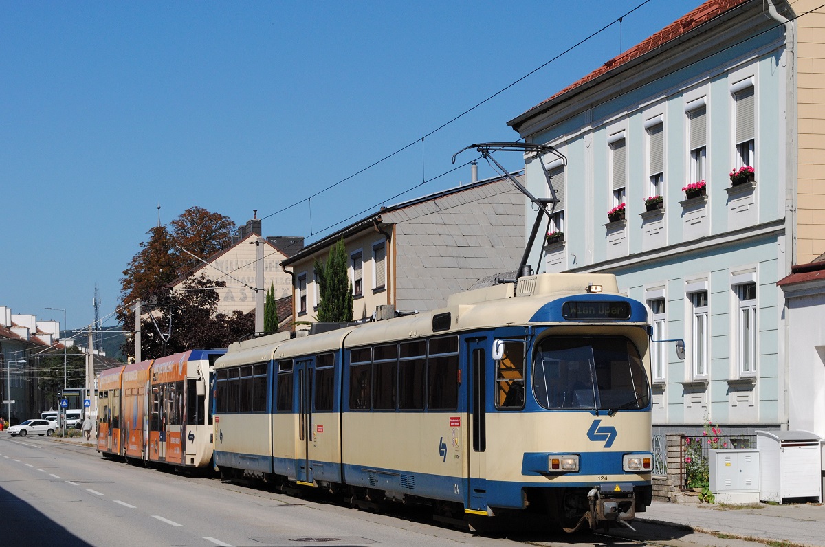 Tw.124 + 404 verlassen soeben auf der Fahrt nach Wien die Haltestelle Baden - Leesdorf. (03.09.2021)