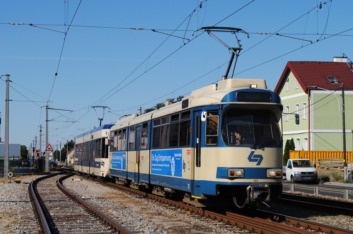 Tw.125 + 403 fahren in den Bahnhof Traiskirchen - Lokalbahn ein. (10.07.2021)