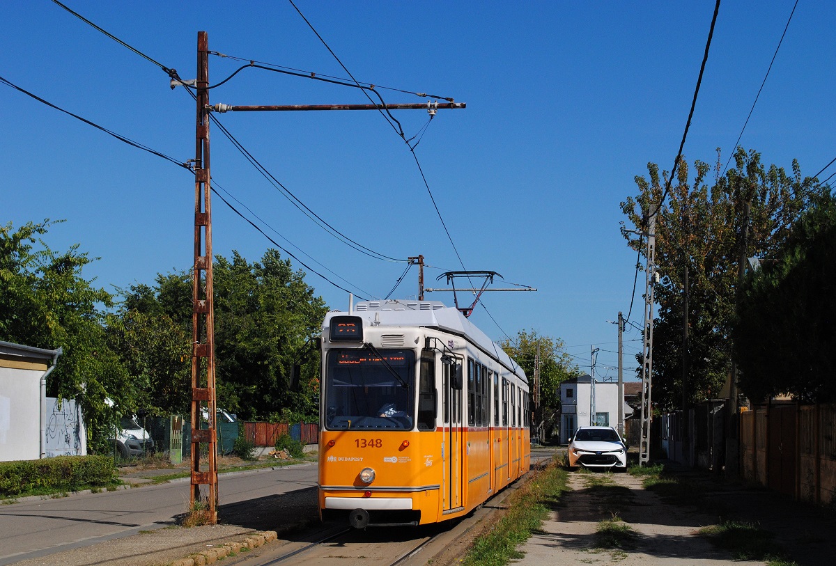 Tw.1348 als Linie 2B in der Szekelyhid utca im Vorort Pesterzsebet auf der Rückfahrt ins rund 14 km entfernte Stadtzentrum. (22.09.2025)