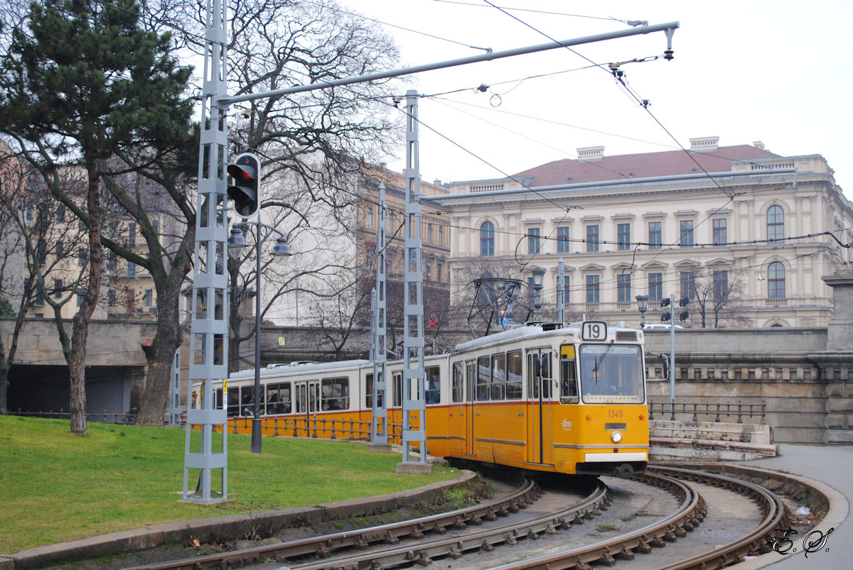 Tw.1349 verläßt die Unterführung der Kettenbrücke am Adam Clark ter. Aus Profilgründen besteht hier ein Begegnungsverbot, das durch Lichtsignale gesichert ist.(17.01.2014)