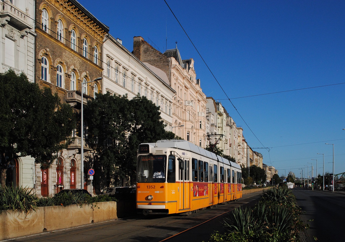 Tw.1352 als Linie 2B am Belgrad rakpart zwischen den Haltestellen Havas utca und Marcius 15.ter. (21.09.2025)