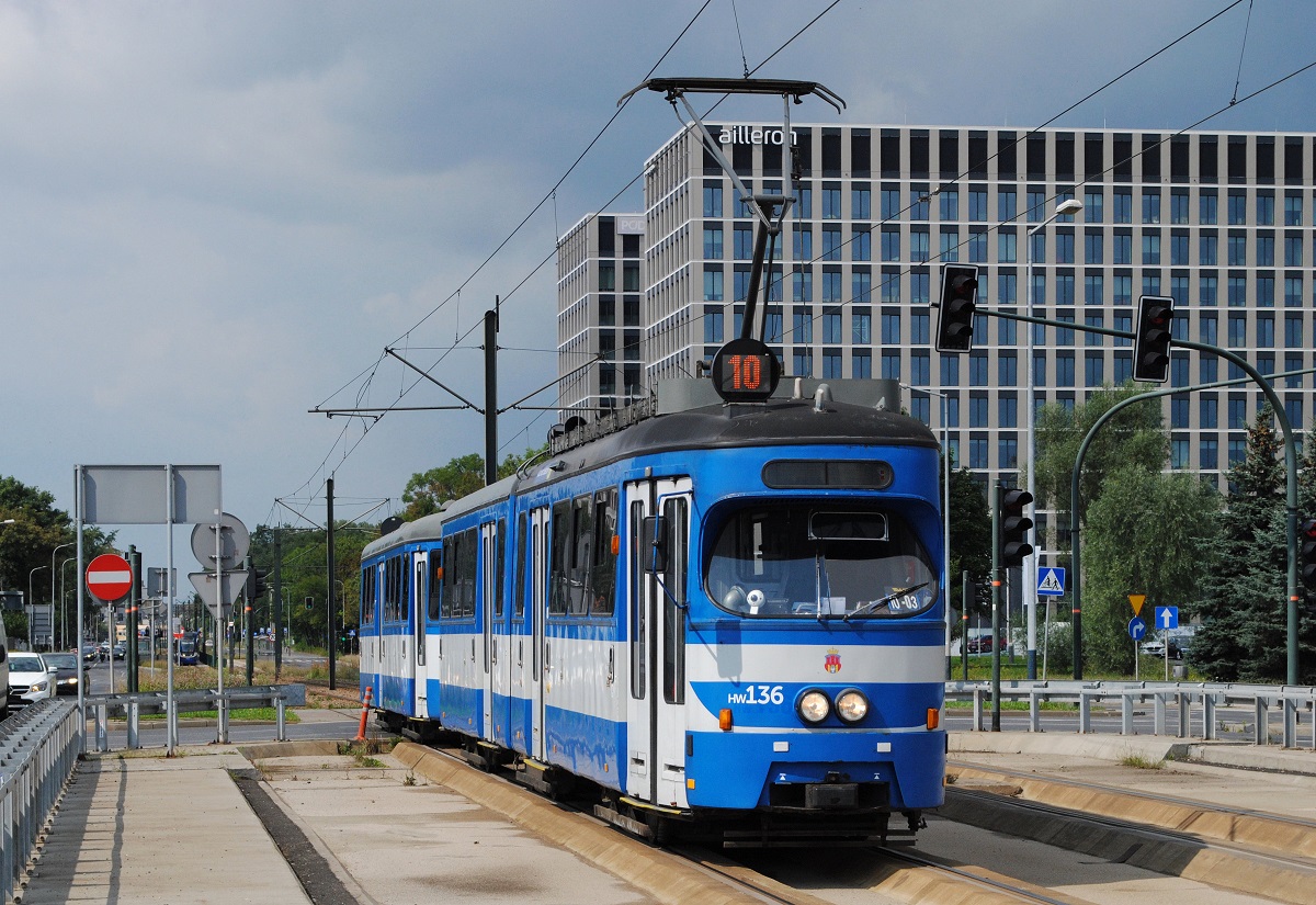 Tw.136 + 536 (ex. Wien E1 4686 + c3 1277) in der al. Jana Pawla II kurz vor der Haltestelle Stella Sawickiego. (21.08.2021)