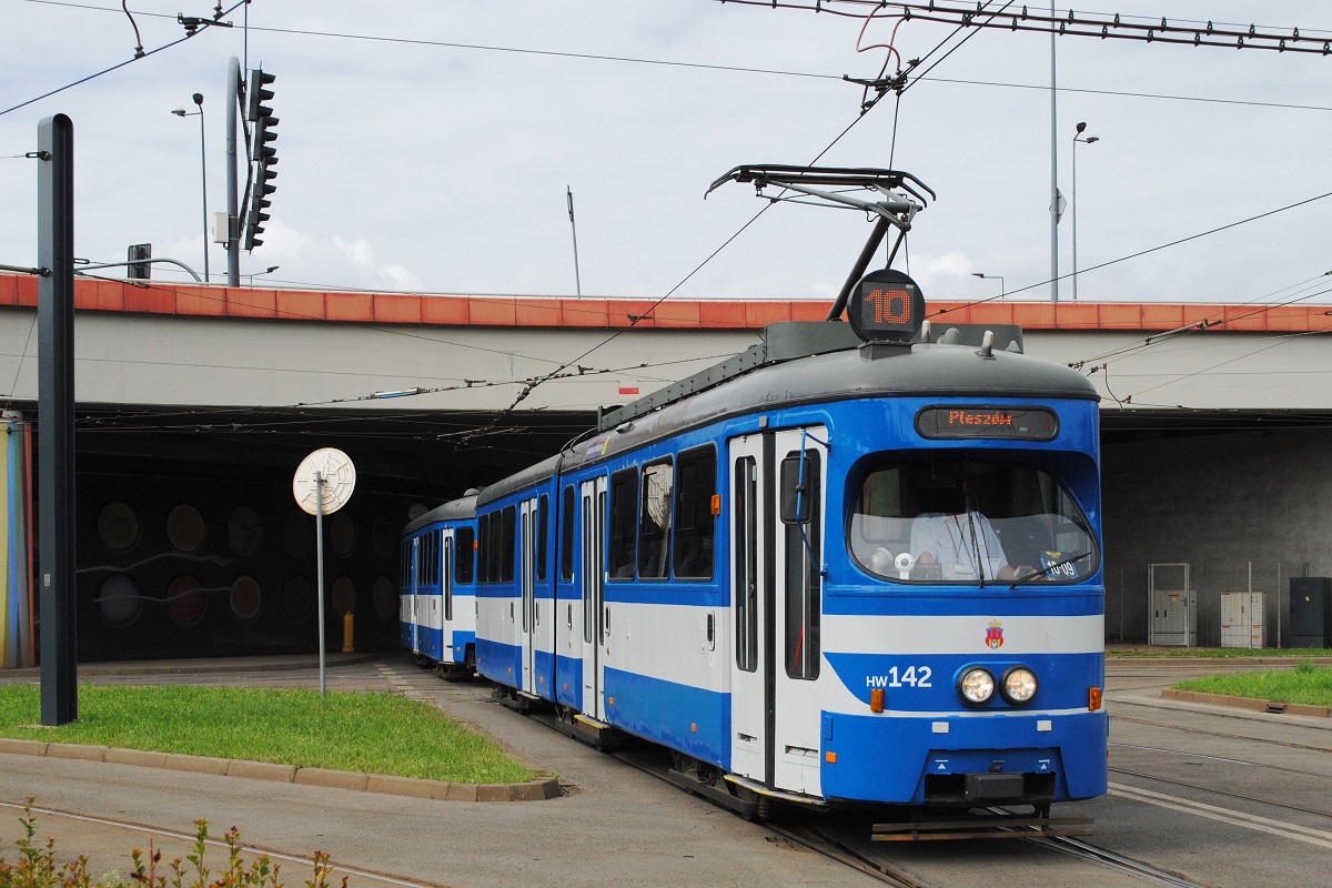 Tw.142 + 542, ex. Wien E1 4719 + c3 1282 am Verkehrsknotenpunkt Rondo Mogielski. (19.08.2021)