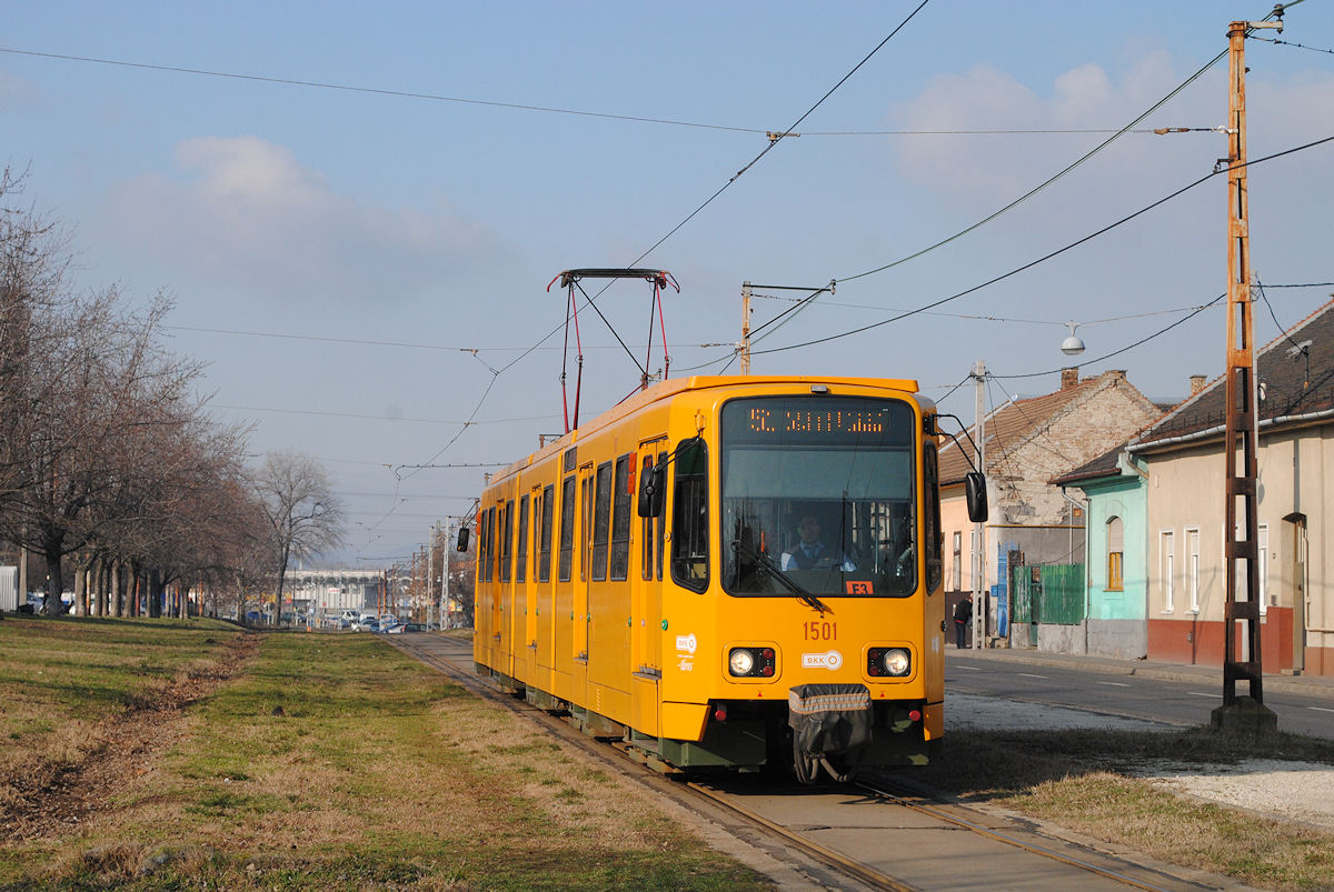 Tw.1501 fährt als Linie 51 in der Török Floris ut der Endstelle Nagysandor Jozsef ut entgegen.(28.01.2015)