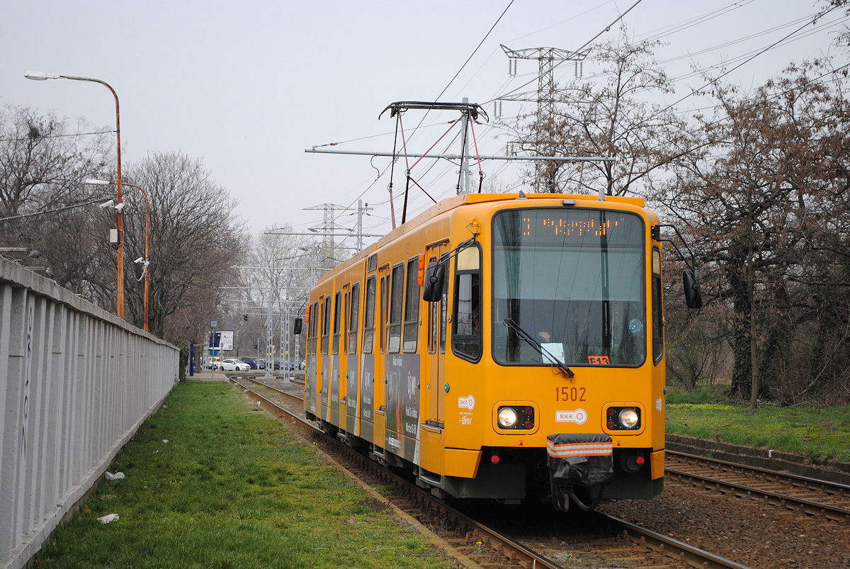 Tw.1502 fährt auf eigenem Gleiskörper die Epreserdö utca entlang in Richtung Gubacsi ut.(25.03.2015)