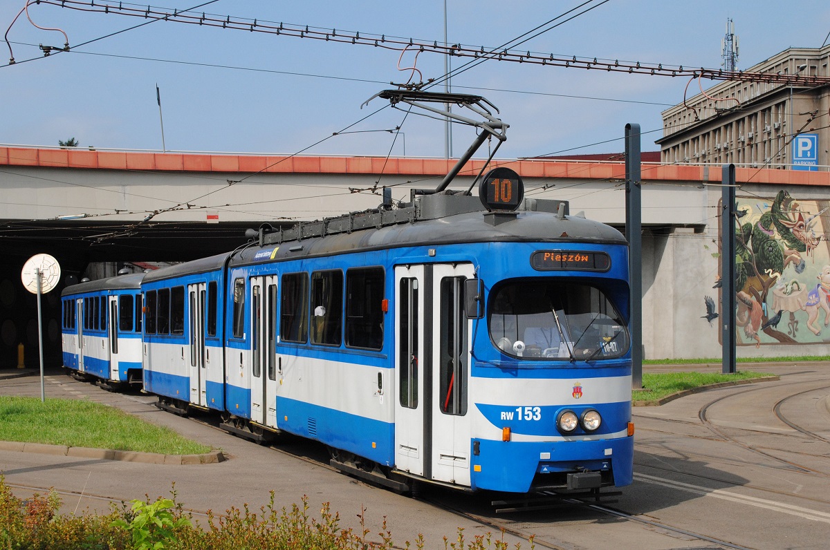 Tw.153 + 553 (ex. Wien E1 4468 + c3 1251) überqueren als Linie 10 den Rondo Mogielski. (21.08.2021)