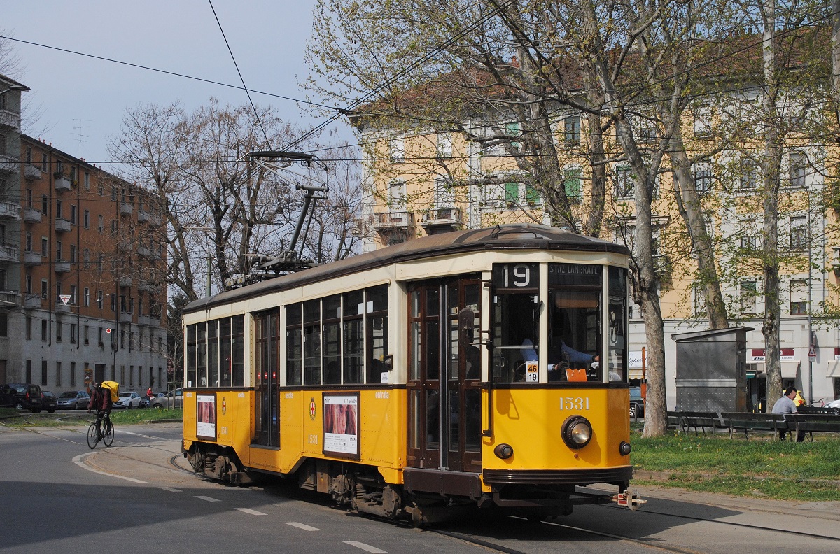 Tw.1531 verläßt als Linie 19 die Endstelle Piazza P. Castelli. (02.04.2019)