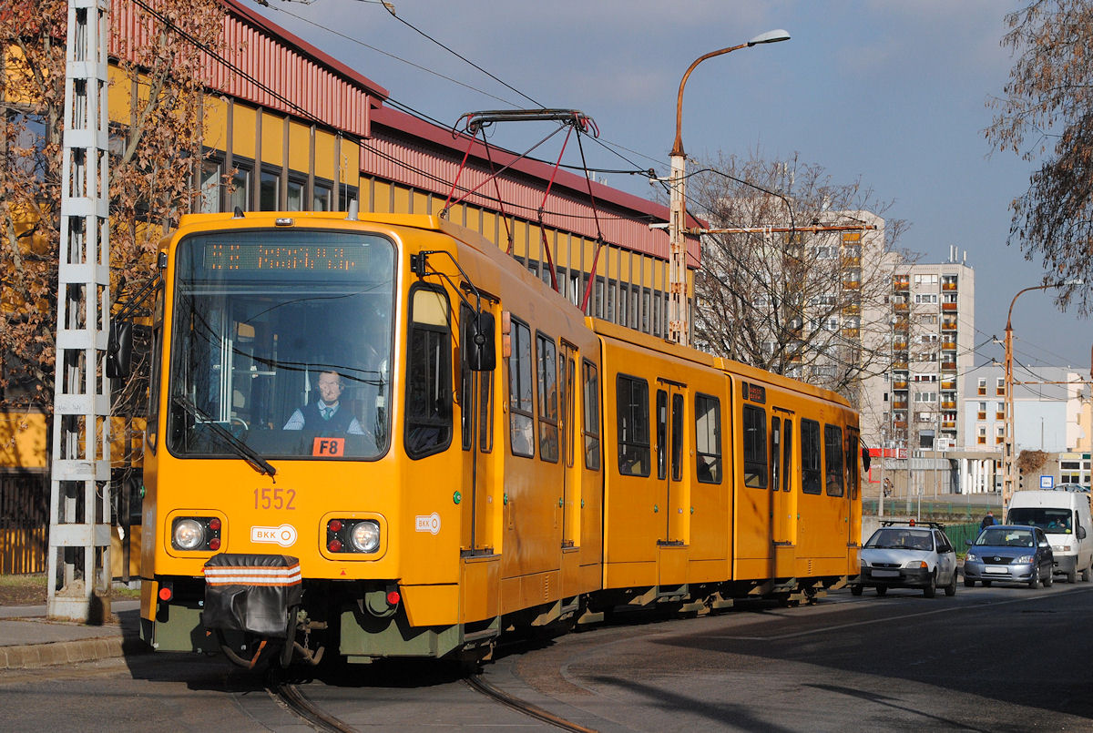 Tw.1552 biegt von der Nagysandor Jozsef ut in die Vörösmarty ut ein. (28.01.2015)