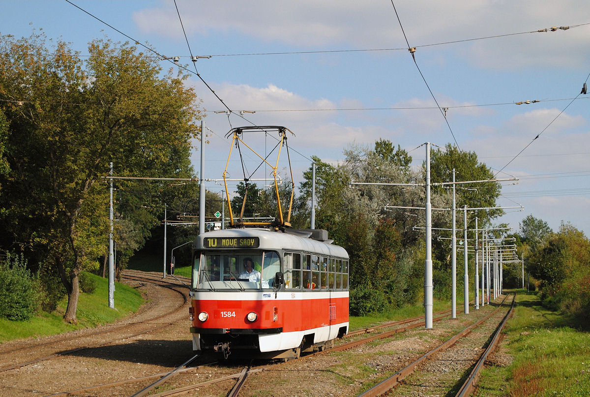 Tw.1584 aus Stranska Skala kommend bei der Abzweigung zur Linie 8 nach Lisen. (24.09.2014)