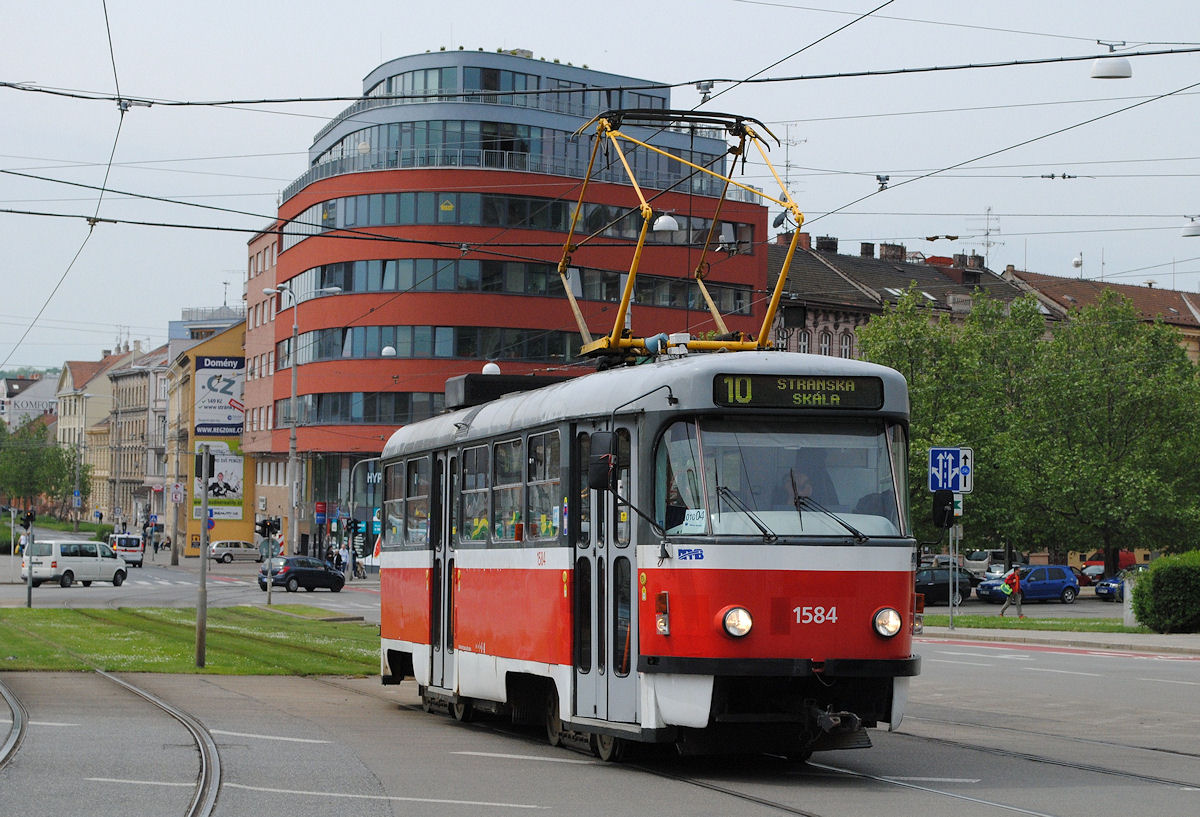 Tw.1584 der nur Werktags betriebenen Linie 10 verläßt die Endstelle Nove Sady.(15.05.2015)