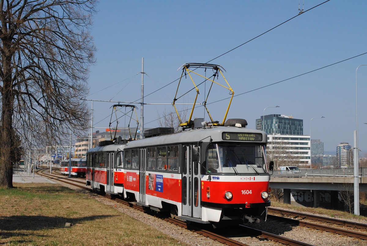 Tw.1604 + 1609 als Linie 5 wenige hundert Meter vor der Endstelle Ustredni Hrbitov. (25.03.2022)
