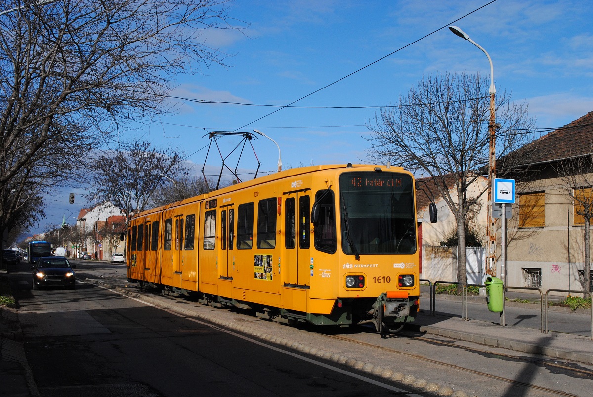 Tw.1610 (ex. Hannover 6105) hat in der Ady Endre ut soeben die Endstelle Tulipan utca erreicht. (02.02.2023)