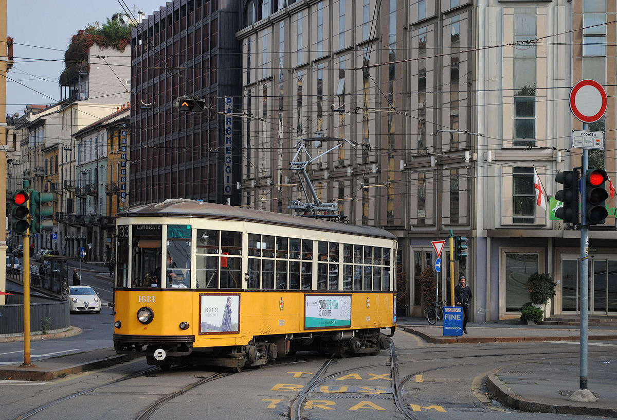 Tw.1613 biegt aus der Via Ugo Bassi in die Via Carlo Farini ein. (28.10.2016)