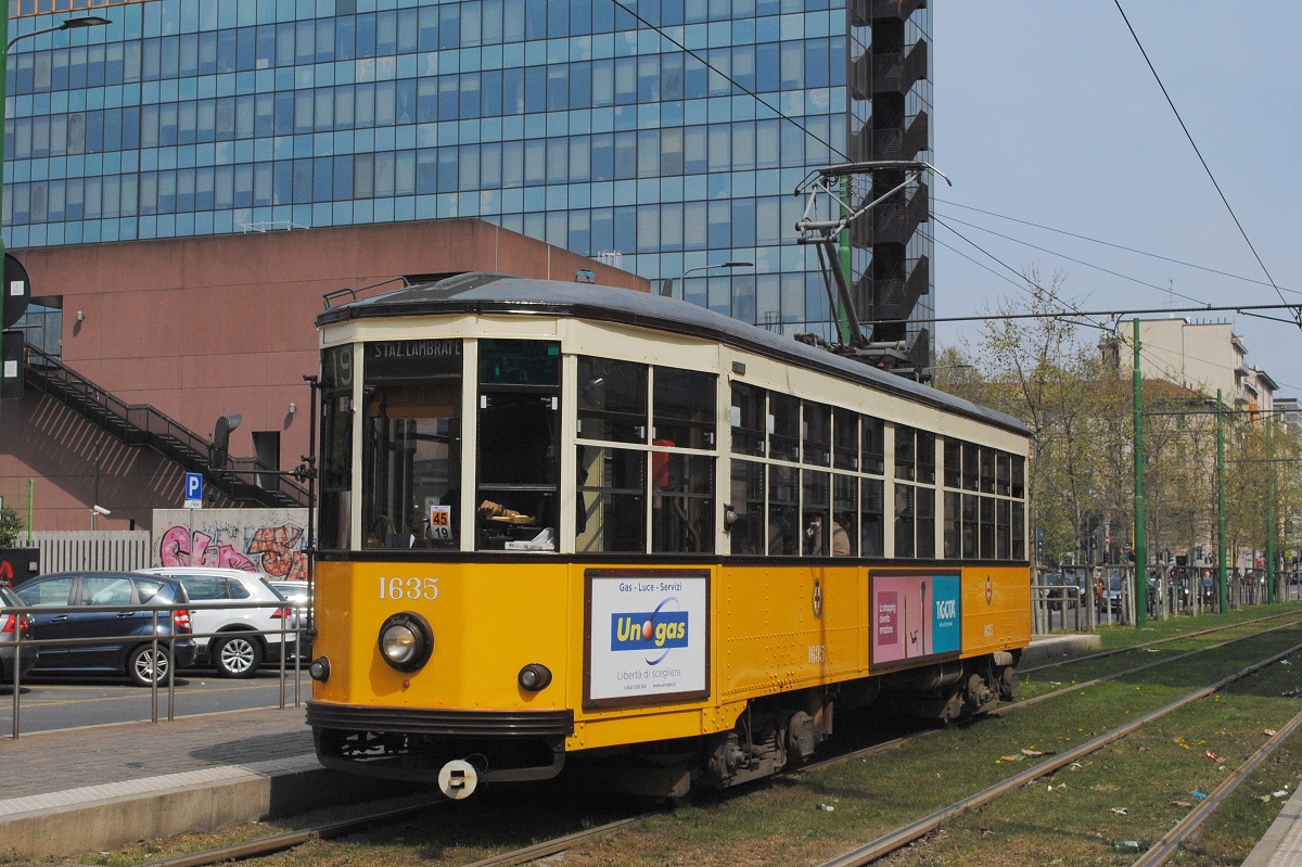 Tw.1635 als Linie 19 zur Stazione Lambrate bei einem kurzen Aufenthalt in der Via Domodossola. (02.04.2019)