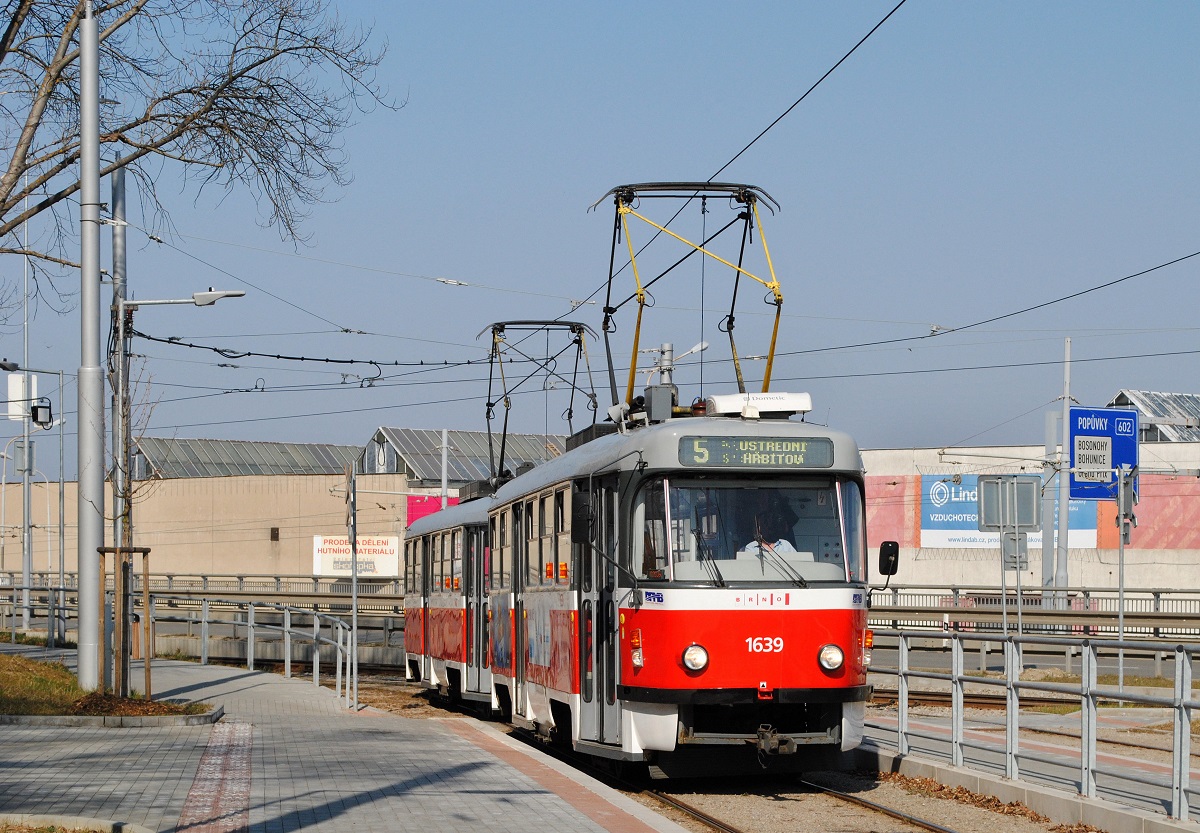 Tw.1639 + 1640 bei der Einfahrt in die Wendeschleife Ustredni Hrbitov (Zentralfriedhof). (25.03.2022)