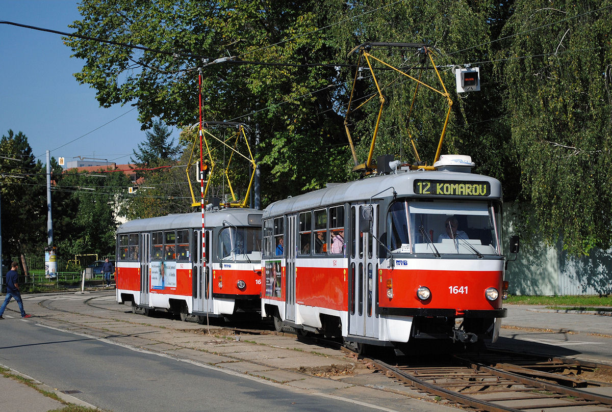 Tw.1641+1642 verlassen über die Kletterweiche die Gleisbaustelle in der ulica Jana Babaka. (24.09.2014)