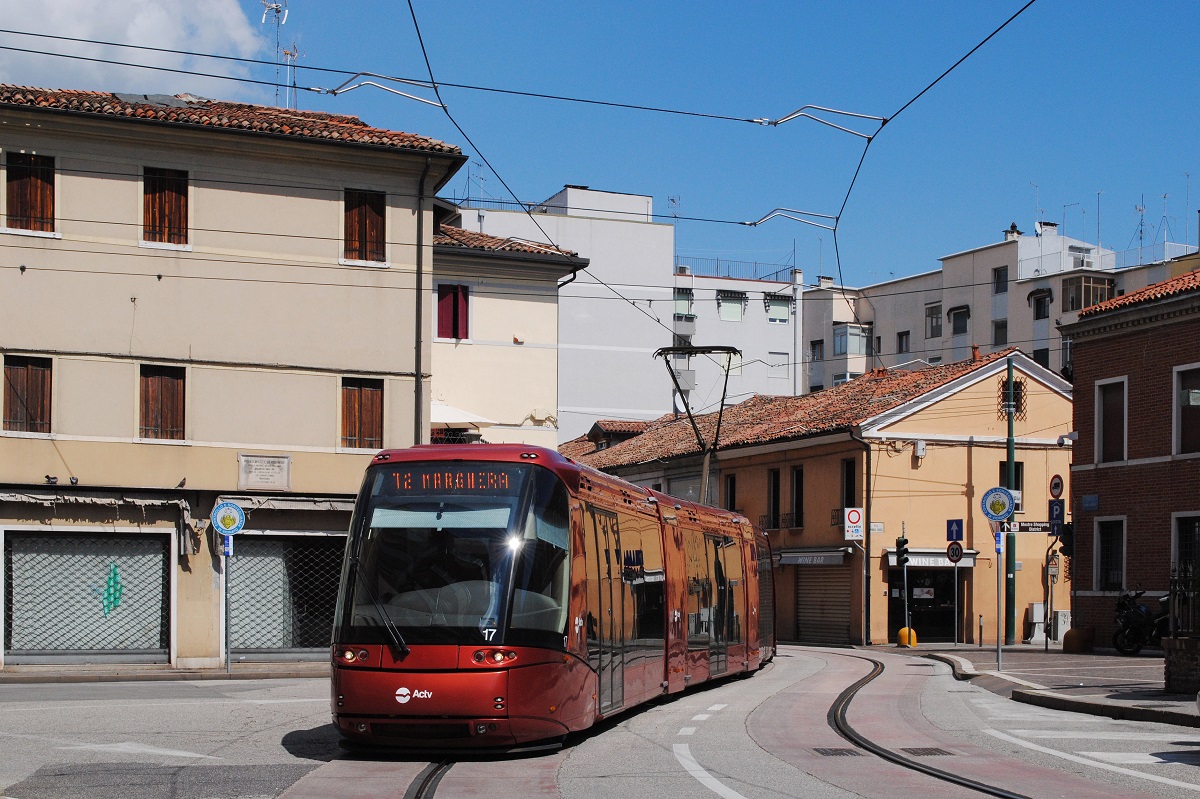 Tw.17 überquert im Einsatz auf der Linie T2 den im Zentrum von Mestre gelegenen Piazzale San Carlo. (26.04.2023)