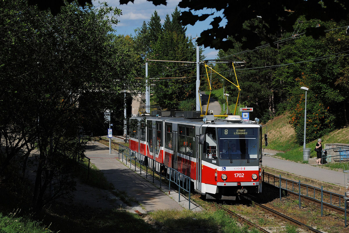 Tw.1702 bei der Ausfahrt aus der Haltestelle Krematorium. (05.08.2017)