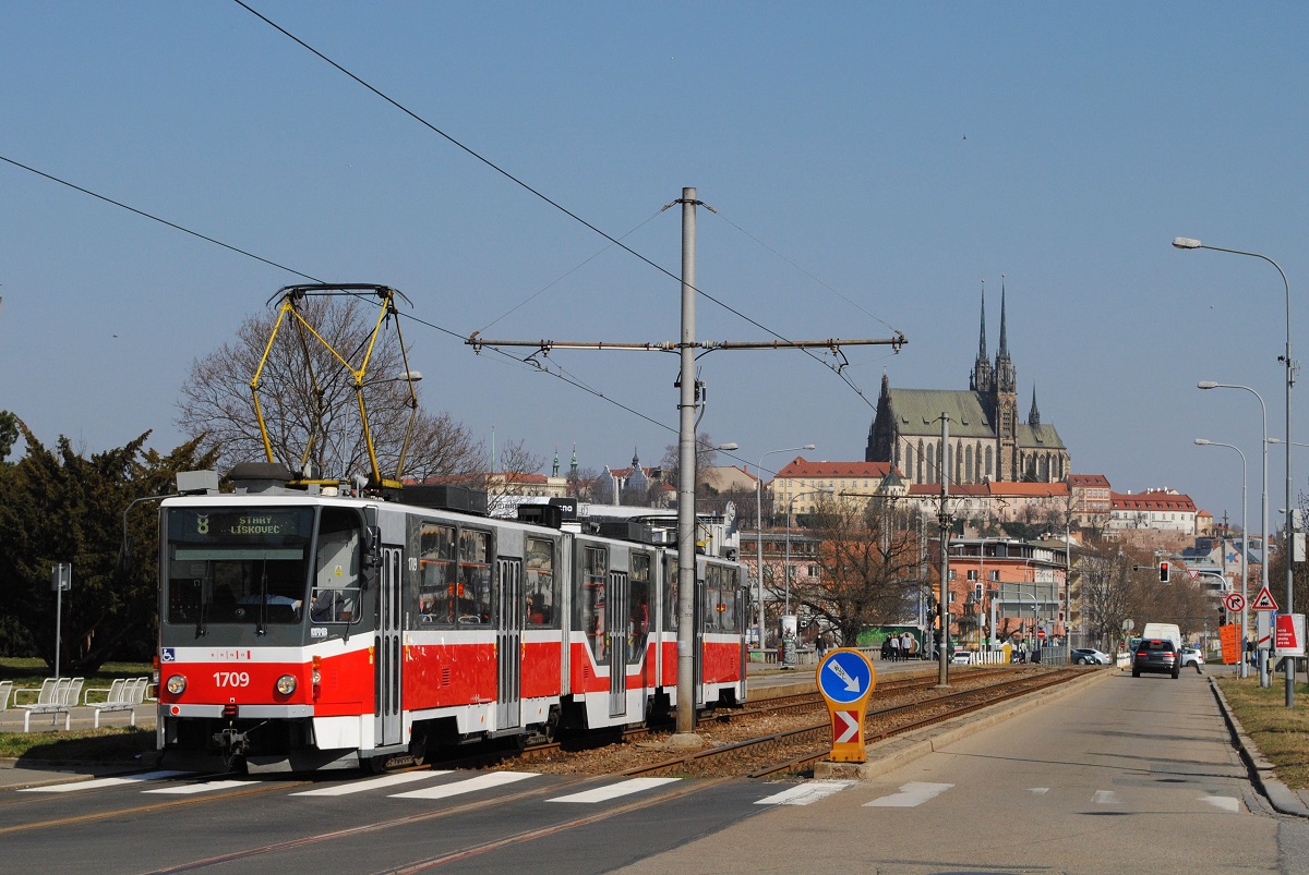 Tw.1709 in der Renneska trida, im Hintergrund erhebt sich der Brünner Dom. (25.03.2022)