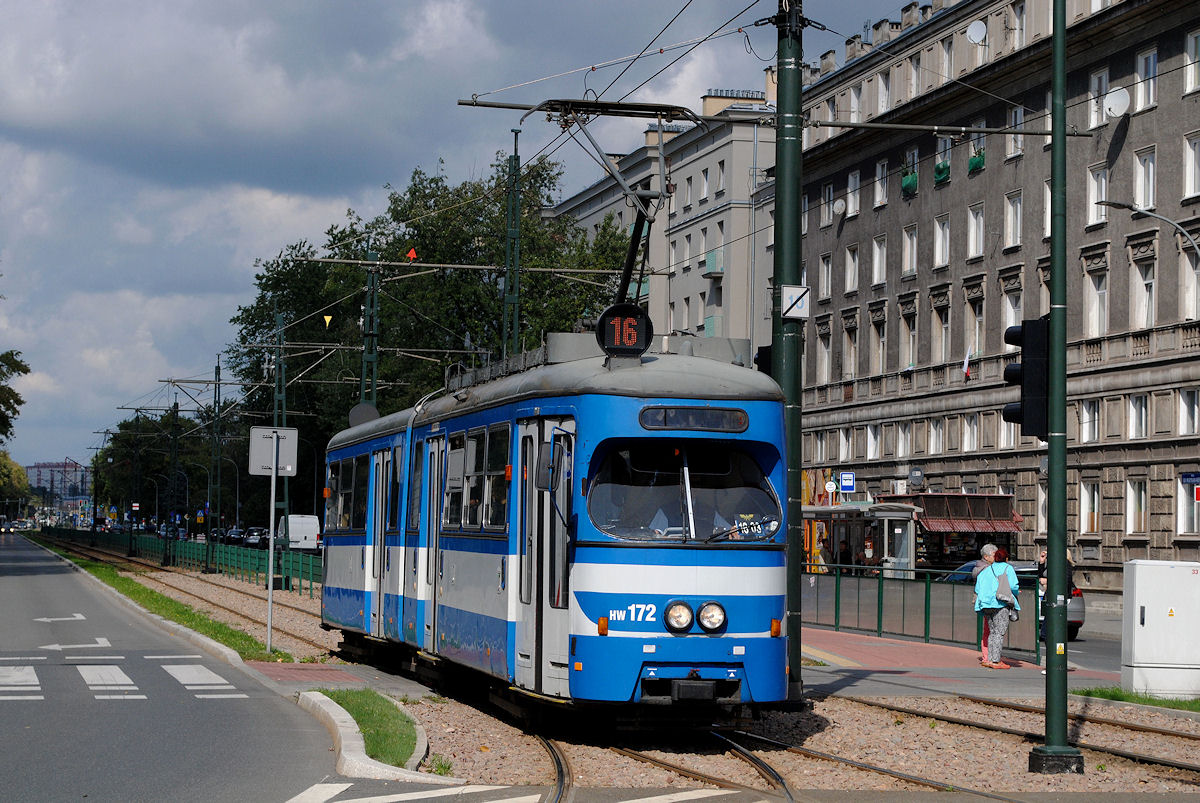 Tw.172 (ex. Wien E1 4688) kommt aus der Alea Gen. Andersa und erreicht gerade den Plac Centralny im Zentrum Nowa Hutas. (18.09.2017)