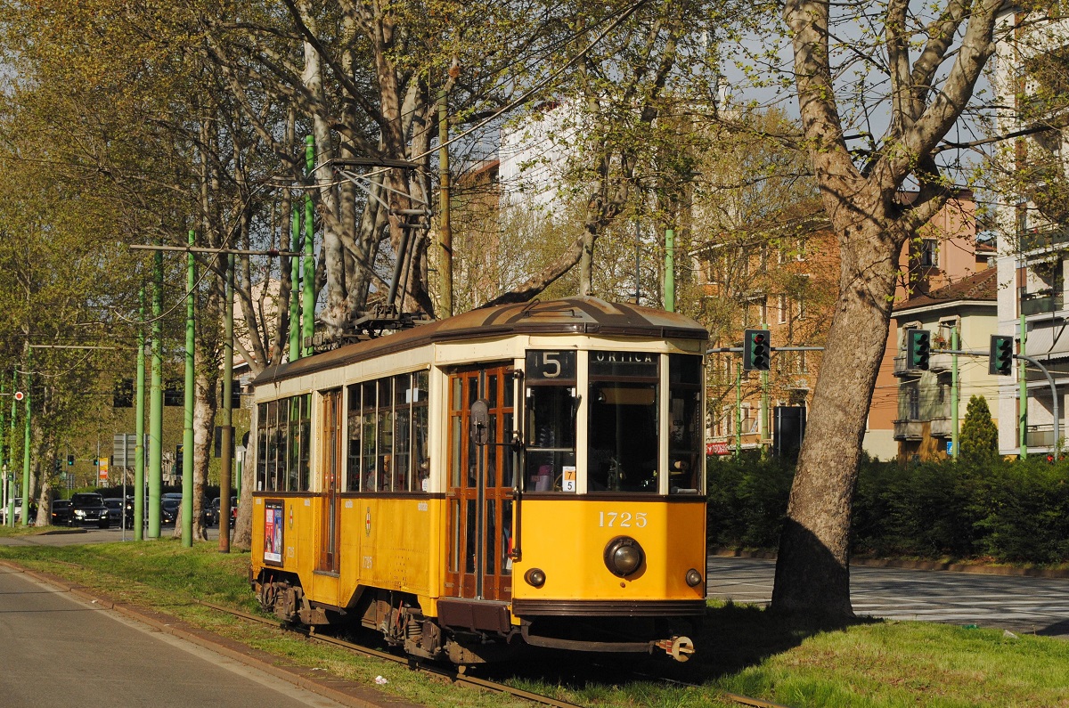 Tw.1725 fährt als Linie 5 in der Viale Fulvio Testi in Richtung Stadtzentrum. (05.04.2019)