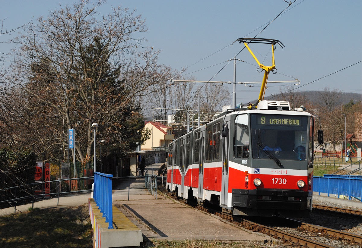 Tw.1730 verläßt im Stadtteil Stary Liskovec die Haltestelle Dunajska. (25.03.2022)