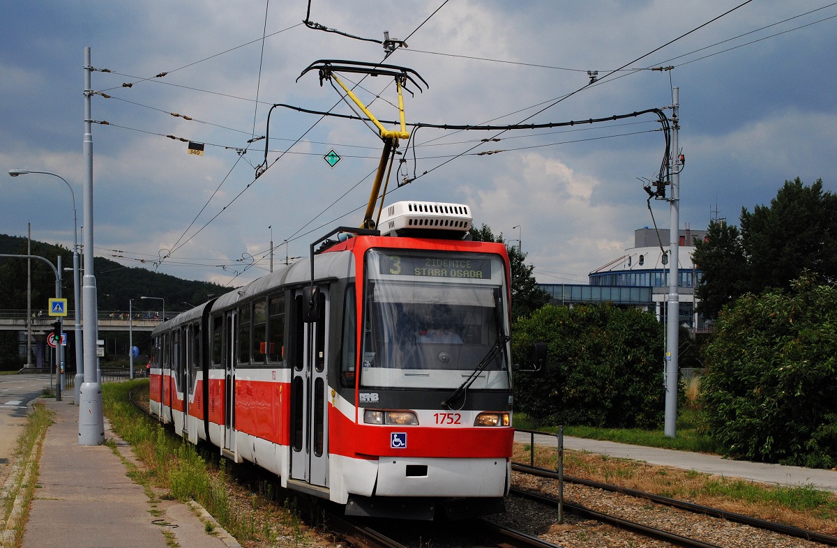 Tw.1752 als Linie 3 in der Kninicska ulice kurz hinter der Haltestelle Vozovna Komin. (01.08.2022)