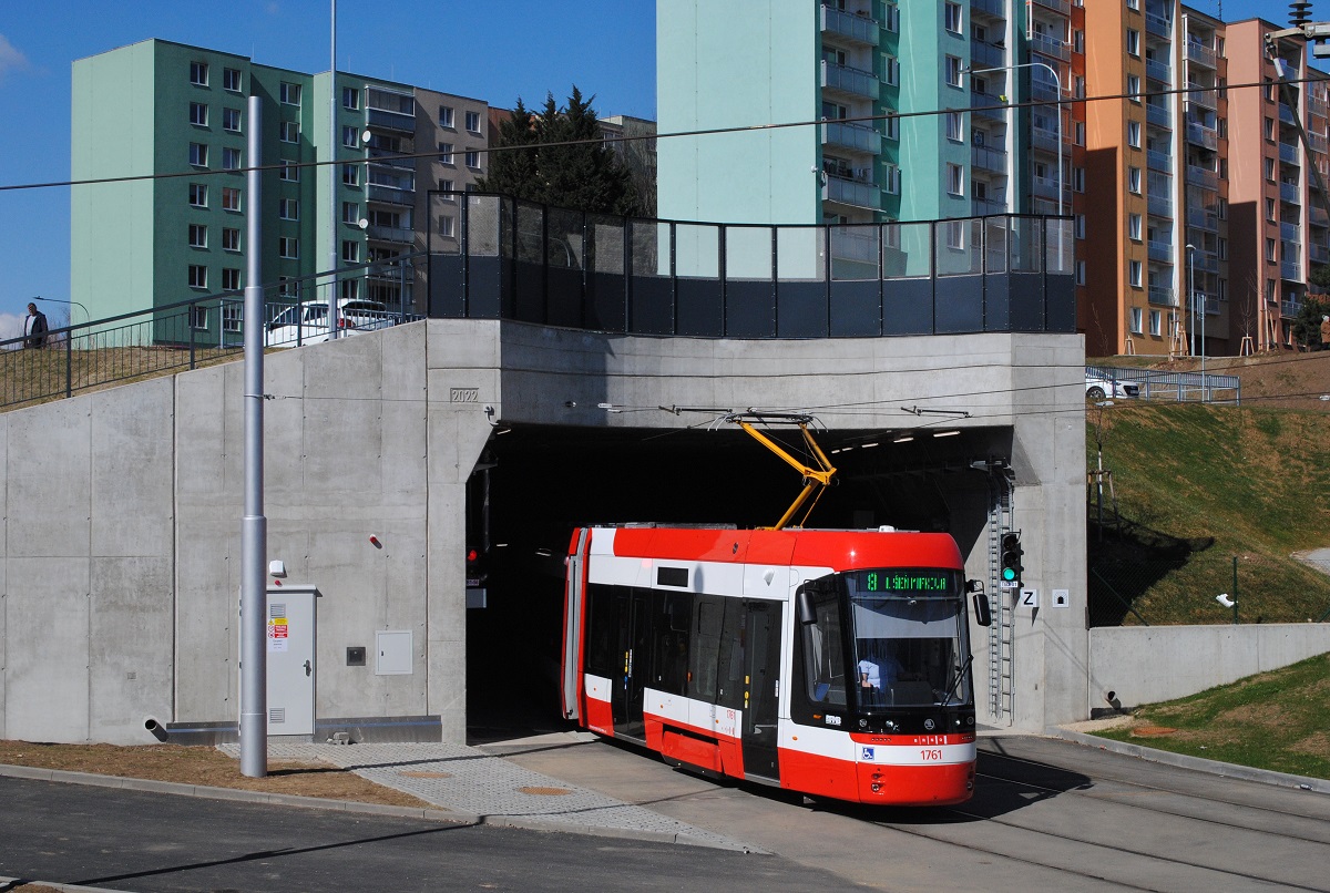 Tw.1761 der Type Skoda 45T verläßt aus Nemocnice Bohunice kommend das südliche Ende der rund einen Kilometer langen Neubau - Tunnelstrecke, die an der Haltestelle Osova in die Bestandsstrecke einmündet. (16.03.2023)