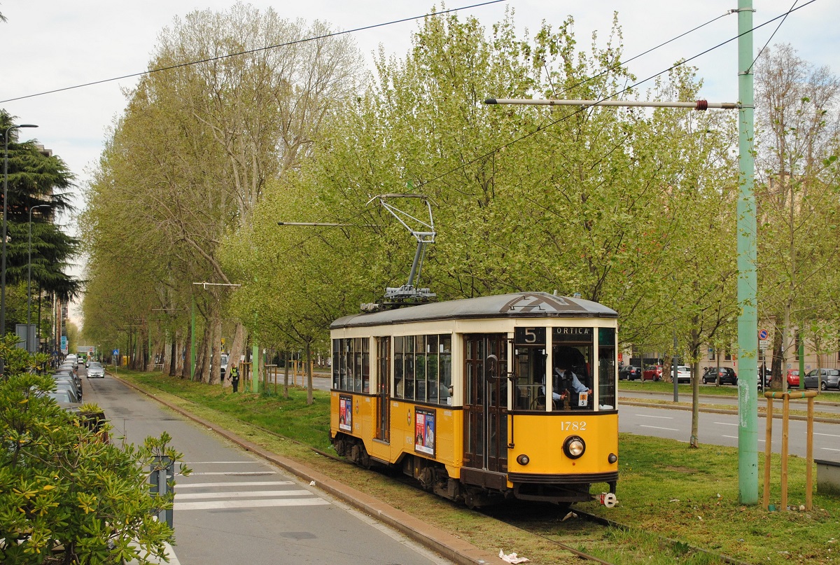Tw.1782 nähert sich in der Viale Zara der Haltestelle Marche. (05.04.2019)
