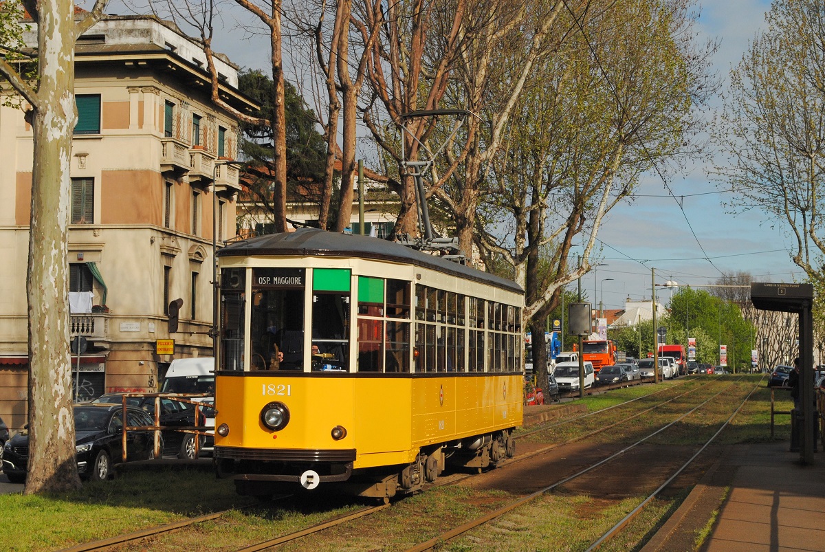 Tw.1821 verläßt in der Viala Marche die Haltestelle Piazza Carbonari. (05.04.2019)