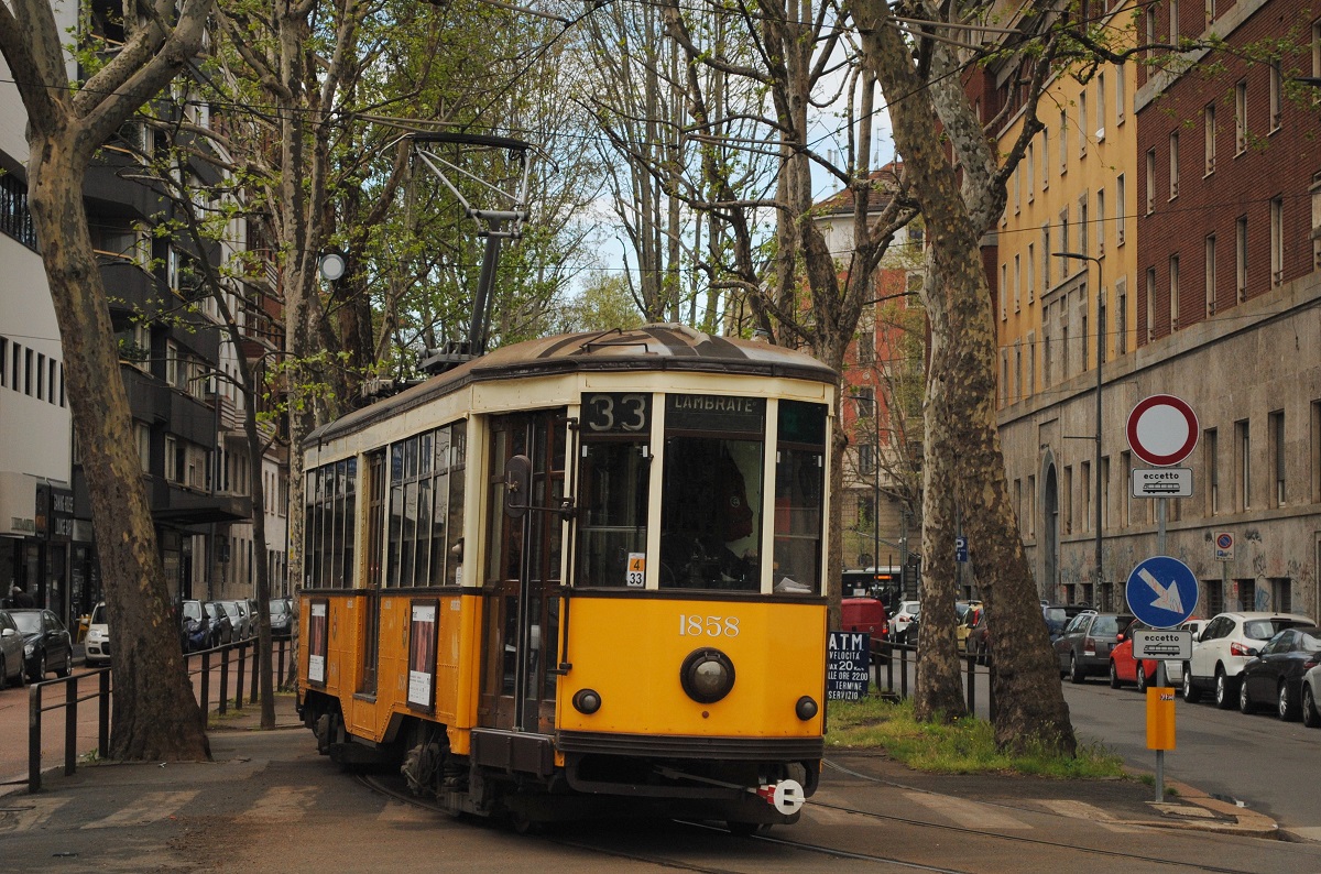 Tw.1878 biegt aus der Via G. Pascoli in die Piazza Leonardo da Vinci ein. (05.04.2019)