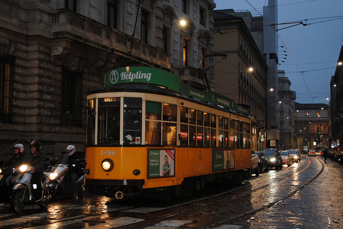 Tw.1898 in der  Via Santa Margherita kurz vor dem Piazza della Scala. (25.10.2016)