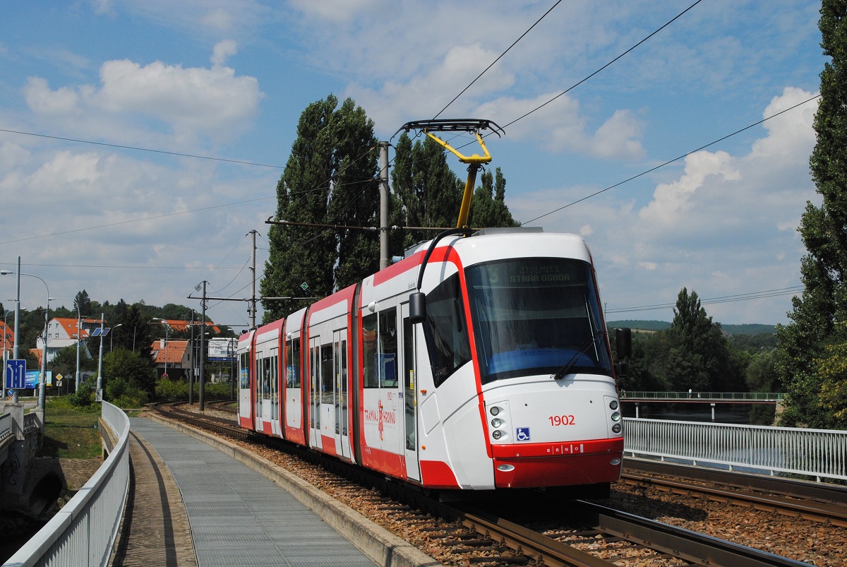 Tw.1902 trägt bereits das neue Design der DPMB und konnte beim Überqueren des Flusses Svratka unweit der Haltestelle Zoologicka zahrada festgehalten werden. (15.08.2022)