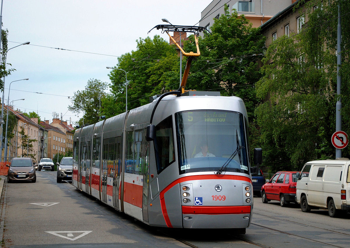 Tw.1909 in der Merhautova ulica kurz vor der Haltestelle Jugoslavska ulica. (15.05.2015)