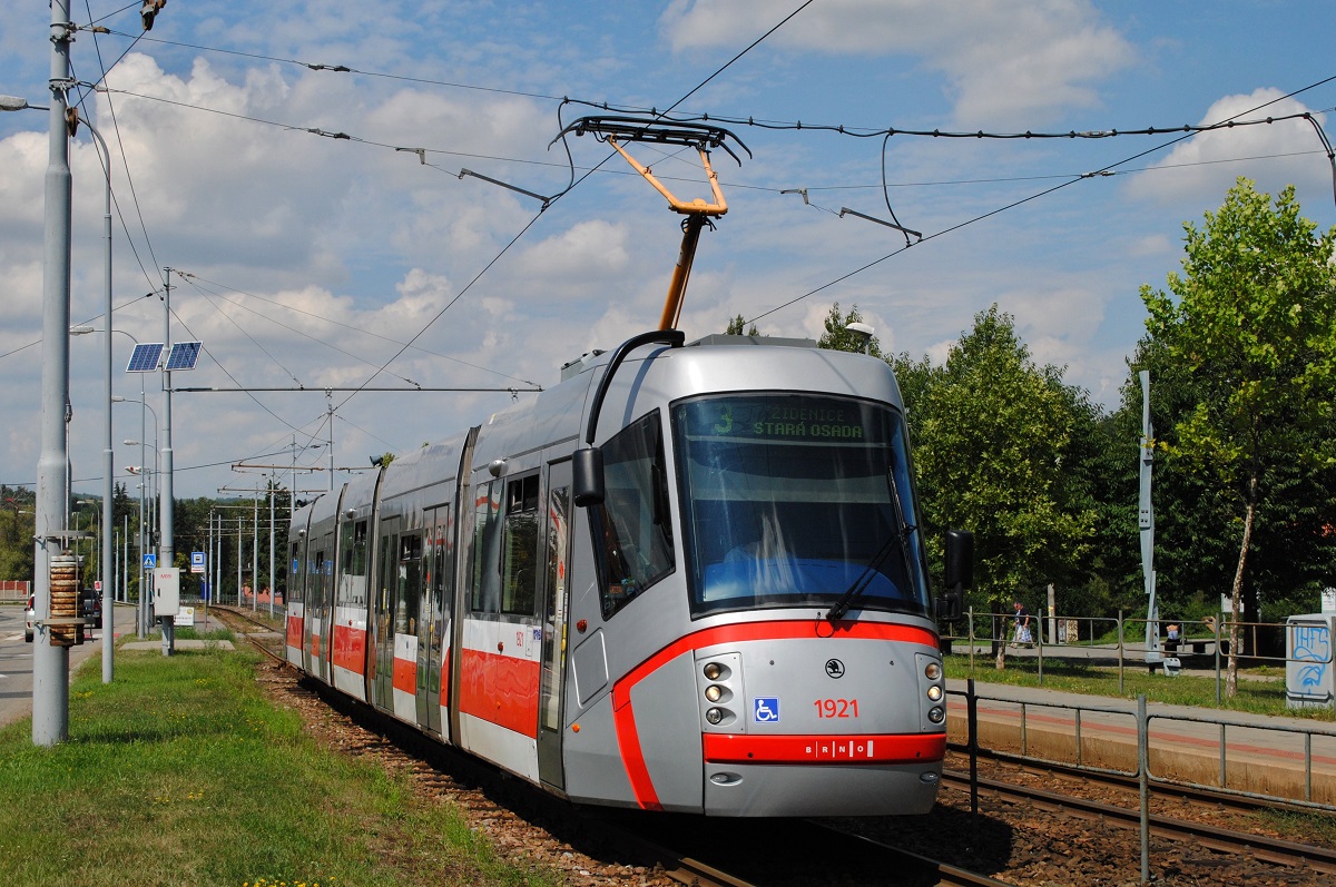 Tw.1921 bei der Ausfahrt aus der Haltestelle Zoologicka zahrada. (15.08.2022)